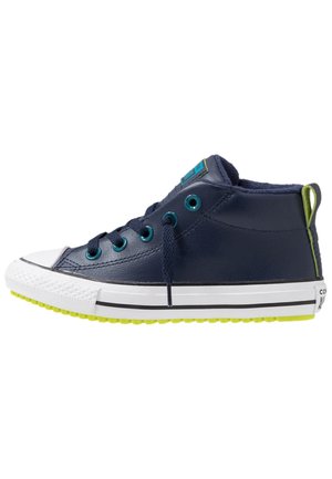 Marineblauer High-Top-Sneaker mit weißer Zehenkappe, weißer Sohle, schwarzem Streifen, blauen Ösen, schwarzen Schnürsenkeln, grünem Zuglasche und limegrünem Profilboden.