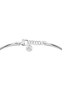 Il braccialetto d'argento presenta un design circolare e liscio con un gancio a granchio e una catena regolabile, arricchito da un ciondolo circolare con dettagli incisi.