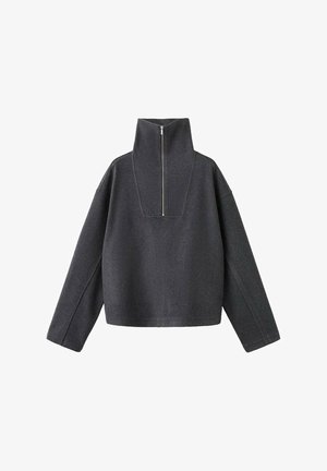 Dunkelgrauer Pullover mit hohem Kragen und halbem Reißverschluss. Er hat eine kastige Form und reicht bis zu einem kurzen Saum mit breiten Ärmeln.