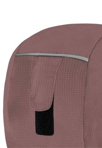 Strukturierter mauvefarbener Stoff mit einem schwarzen Klettverschlusspatch und einem grauen Akzentstreifen, der ein geschwungenes Design und nahtlose Kanten aufweist.