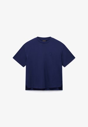 Laivastonsininen puuvillainen t-paita, jossa on pyöreä pääntie, lyhyet hihat ja pieni logo rinnassa. Suora helma, jossa sivuhalkiot alareunassa.