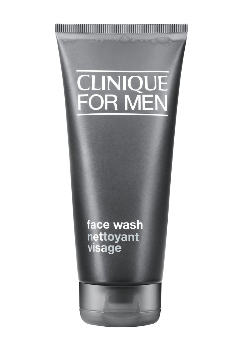 Tube grise de nettoyant pour le visage Clinique pour hommes, arborant un texte blanc avec le nom du produit et sa description, texture lisse et un capuchon transparent à rabat.