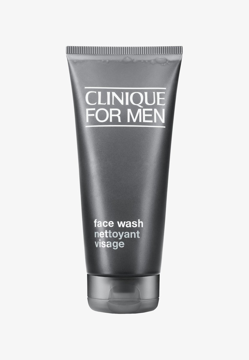 Tube grise de nettoyant pour le visage Clinique pour hommes, arborant un texte blanc avec le nom du produit et sa description, texture lisse et un capuchon transparent à rabat.
