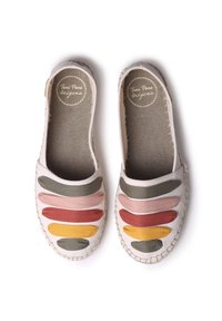Espadrillas in tela con una base beige, decorate con strisce ondulate in verde, rosa, rosso, arancione e giallo, dotate di suola in juta e interno marrone.