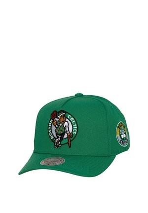 Zielona czapka z daszkiem z logo Boston Celtics: skrzat kręcący koszykówką i emblemat koniczyny po boku.