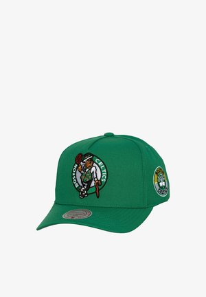 Πράσινο καπέλο μπέιζμπολ με λογότυπα των Boston Celtics: ένας καλικαντζάρος που περιστρέφει μια μπάλα μπάσκετ και ένα έμβλημα τριφυλλιού στο πλάι.