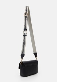 Borsa a tracolla in pelle nera con una forma rettangolare elegante, dotata di una tracolla grigia con il logo "VALENTINO" e accenti in oro.