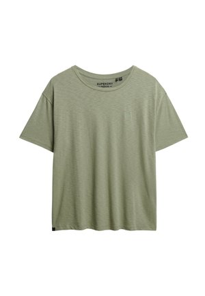 Oliwkowa koszulka z krótkim rękawem wykonana z lekkiego materiału. Posiada okrągły dekolt i subtelne logo na piersi. Gładka faktura.