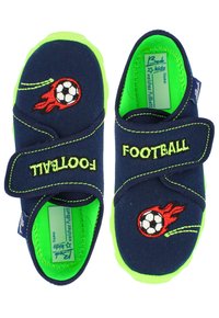 Marine stof schoenen met een felgroene zool. Voorzien van klittenbandsluiting, de tekst "VOETBAL" en een geborduurd voetballetje met vlammen.