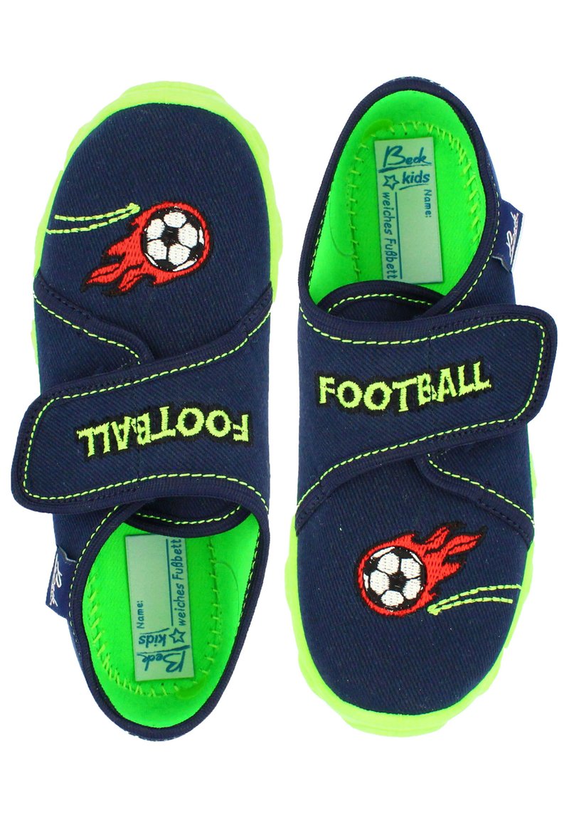Marine stof schoenen met een felgroene zool. Voorzien van klittenbandsluiting, de tekst "VOETBAL" en een geborduurd voetballetje met vlammen.