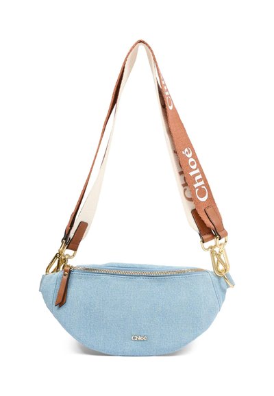 Jasnoniebieska torba na ramię z denimu z złotym zamkiem błyskawicznym i skórzaną zawieszką na suwak, wyposażona w szeroki brązowo-beżowy pasek z nadrukiem "Chloé".