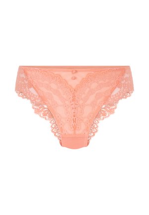 String in pizzo color pesco con orli a ondina, caratterizzato da un pannello anteriore liscio e bottoni decorativi al centro.