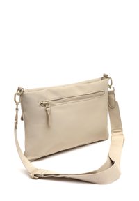 Borsa in ecopelle beige con una tasca con zip sul davanti, una tracolla regolabile e una texture liscia. Forma rettangolare compatta.