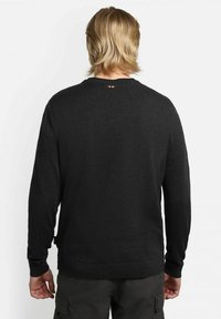 Maglione nero con maniche lunghe, scollatura rotonda e un piccolo logo rosso e bianco sul retro. Presenta una texture morbida e una vestibilità casual.