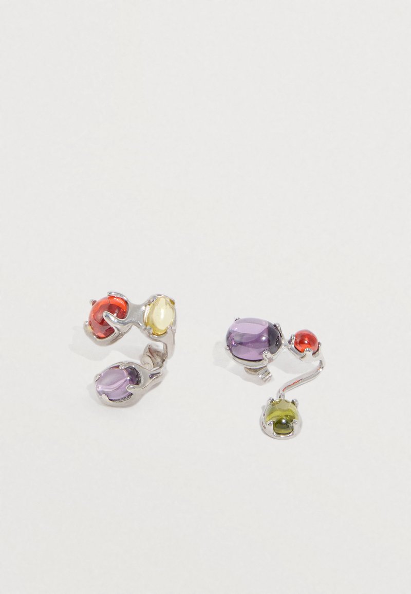 Boucles d'oreilles en argent ornées de plusieurs pierres précieuses colorées : rouge, jaune, violet et vert. Design organique et courbé avec une finition brillante.