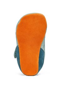 Suela de zapato de cuero suave con forma redondeada; presenta un empeine verde azulado y una textura de gamuza naranja contrastante en la parte inferior.