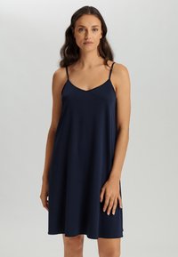 Abito canotta blu navy realizzato in tessuto liscio, con sottili spalline regolabili e una silhouette A-line rilassata.