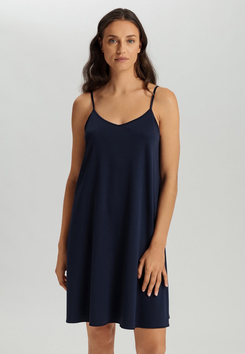 Abito canotta blu navy realizzato in tessuto liscio, con sottili spalline regolabili e una silhouette A-line rilassata.