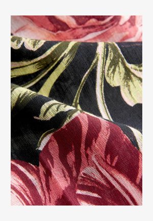 Blumentextil mit großen, rosa und burgunderfarbenen Rosen auf schwarzem Hintergrund. Strukturierter Webart mit grünen Blättern und feinen Details.