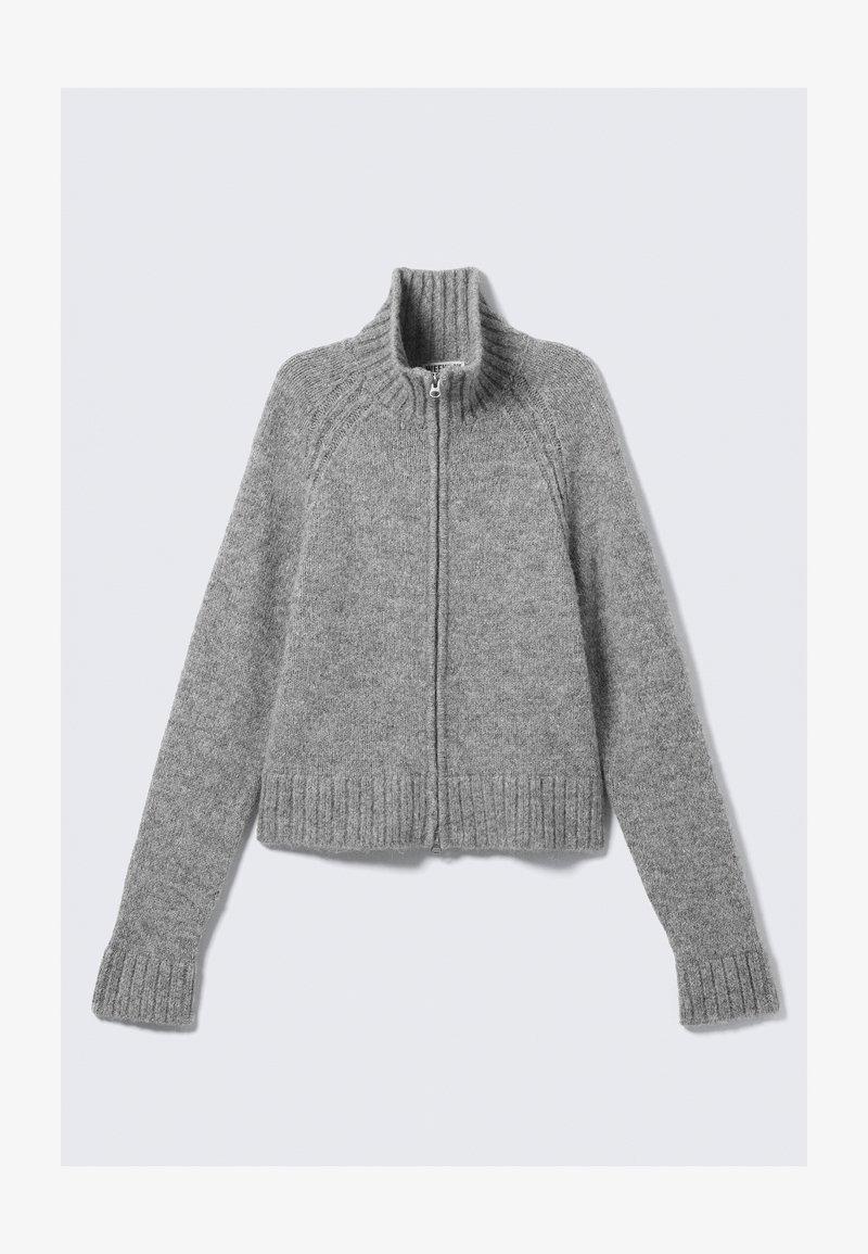 Pull gris zippé avec un col haut, des poignets côtelés et une base côtelée. Fabriqué à partir d'un tissu doux et texturé, il possède des manches raglan et un design court.