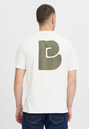 Hvid bomulds T-shirt med et stort olivengrønt stiliseret bogstav "B" på ryggen. Korte ærmer og en almindelig pasform.
