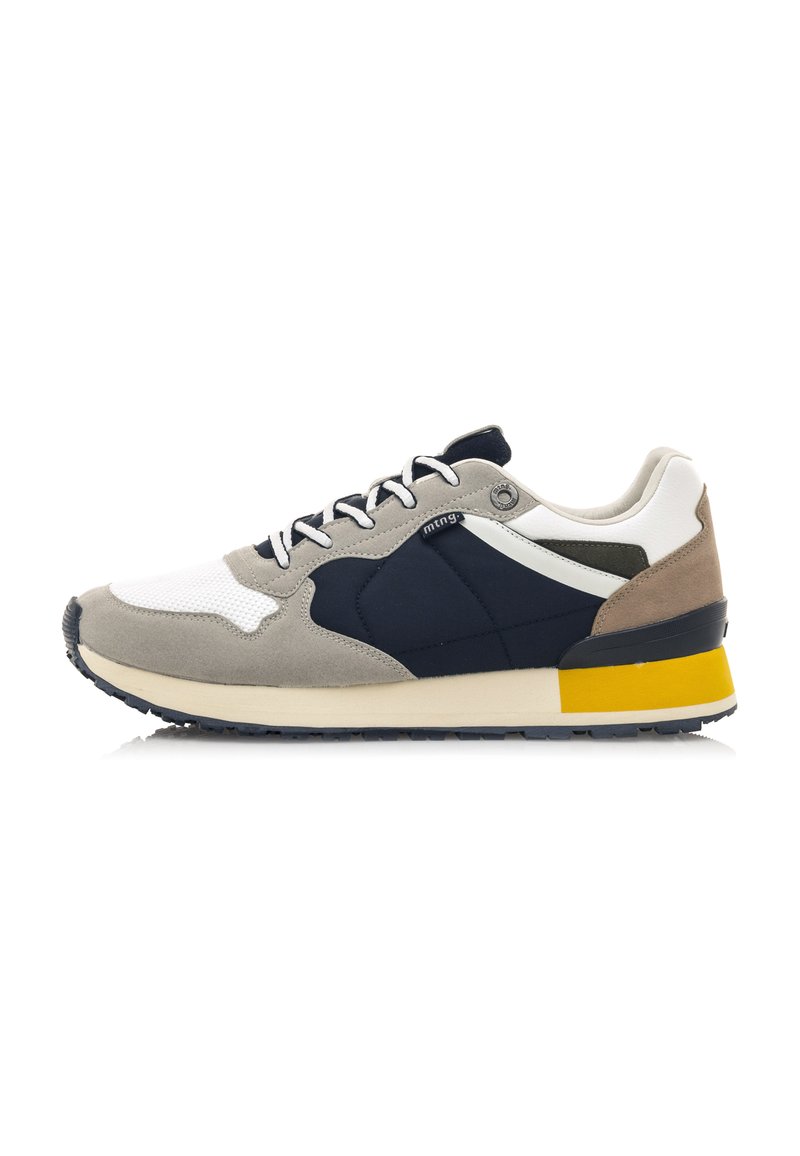 Zapatillas para hombre en gris, azul marino y blanco de ante y malla. Presentan un acento en el talón amarillo, paneles texturizados y cierre con cordones.