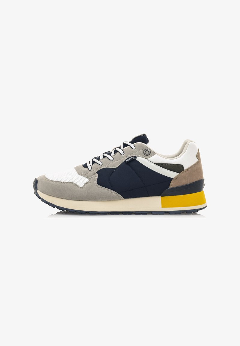 Zapatillas para hombre en gris, azul marino y blanco de ante y malla. Presentan un acento en el talón amarillo, paneles texturizados y cierre con cordones.