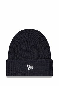 Beanie in maglia blu navy con texture a coste e risvolto. Presenta un logo bianco che accentua il lato.