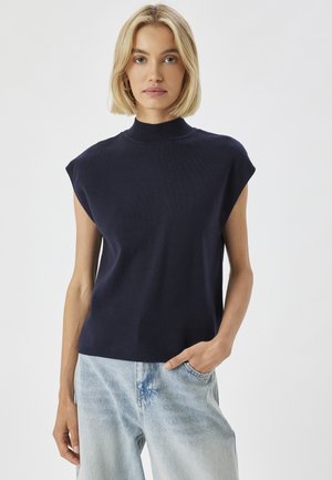 Suéter de cuello alto de manga corta en color navy, confeccionado con una tela de punto ligera. Presenta un corte relajado y una superficie lisa y texturizada.