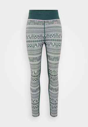 Legingi ar zaļu un baltu ģeometrisku rakstu, ar platām ribotām jostas malām un pieguļošu dizainu, izgatavoti no mīksta, elastīga auduma.