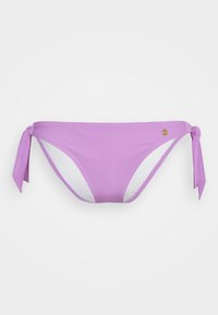 Parte inferior de bikini roxa com fechos laterais, apresenta uma textura suave e um forro interior branco em contraste; detalhe do logotipo perto da cintura.