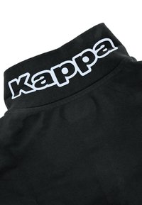 Fekete, magas nyakú pulóver, fehér "kappa" logóval a gallérján, sima anyagból, puha tapintással.
