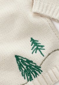 Strickpullover in Off-White mit grünen gestickten Bäumen. Mit Rippbündchen und weichem Gefühl. Auffällige Linienverzierung über den Bäumen.