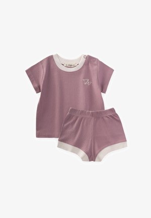 Īsām piedurknēm ribots krekls un atbilstošas šortos gaisā lavandas tonī ar baltu apmalīti. Krekla priekšpusē ir neliels izšuvums.