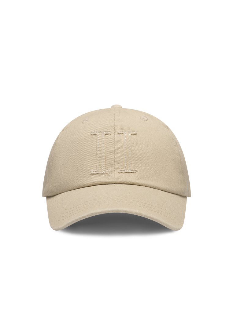 Gorra de béisbol de algodón beige con un bordado de "II" en la parte frontal, visera curvada y agujeros de ventilación en la corona.