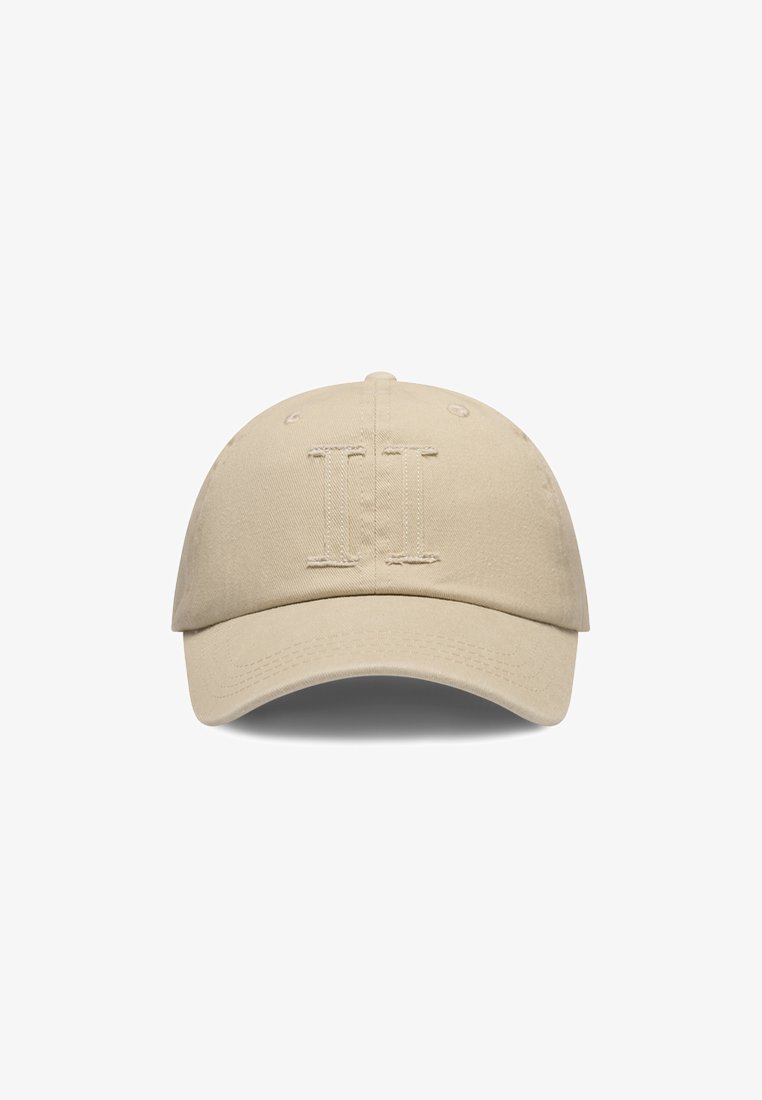 Beige katoenen baseballpet met een geborduurde "II" aan de voorkant, een gebogen rand en ventilatiegaten op de kroon.