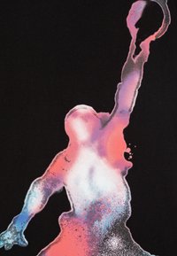 Maglietta nera con un colorato silhouette macchiato di un giocatore che salta e tira un pallone da basket, con sfumature di rosa, blu e bianco.