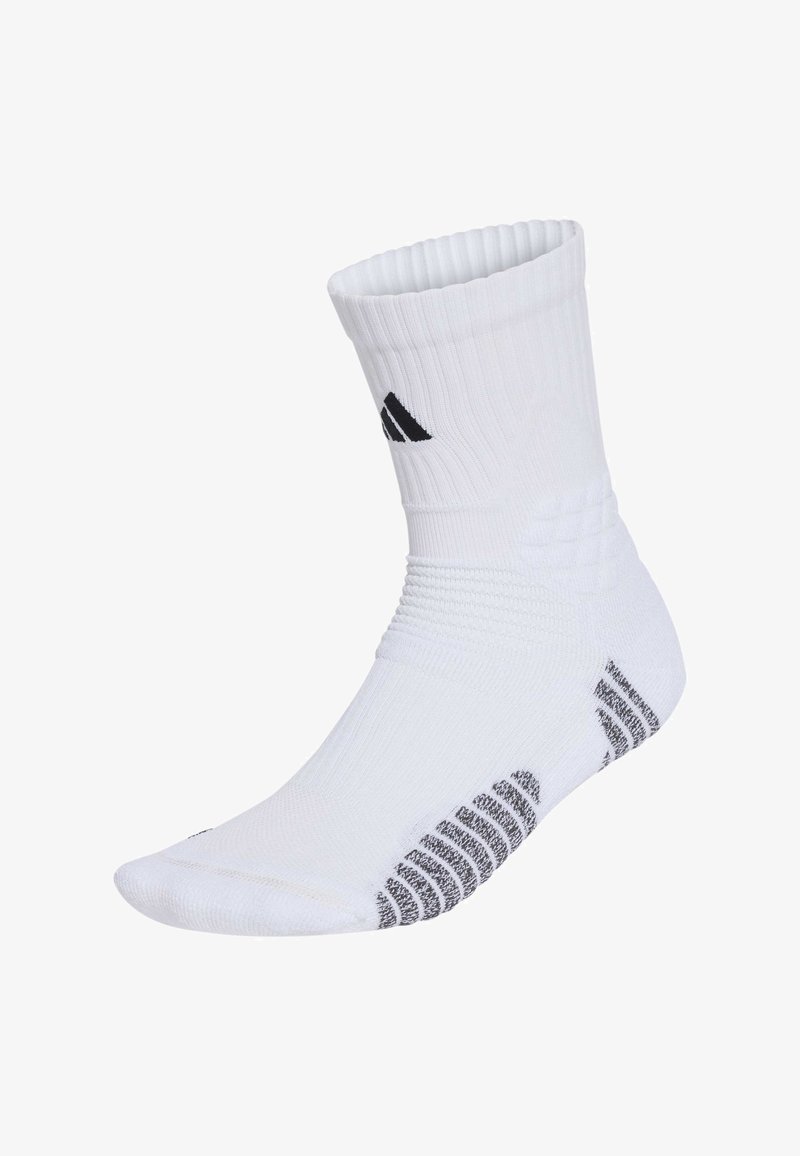 Bílá atletická ponožka sahající do poloviny lýtka s černým logem Adidas na kotníku a strukturovaným polstrováním na podrážce a patě pro podporu a pohodlí.