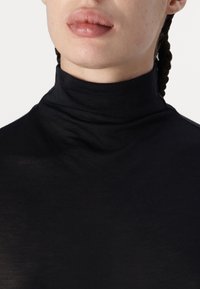 Abercrombie & Fitch Osnovna majica kratkih rukava - black beauty