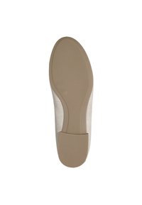Suela de zapato de ante beige con textura suave, forma redondeada y tacón ligero. Presenta un agarre con patrón para tracción y una marca de tamaño.
