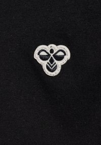 Sort stof med et hvidt broderet logo i et symmetrisk design, der inkluderer fede linjer og et mønstrets midtedetalje.