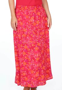 Blühende Maxikleid mit leuchtendem Pink, orangefarbenen und gelben Blumen, ausgestattet mit einem elastischen Bund und einem lockeren, fließenden Design.