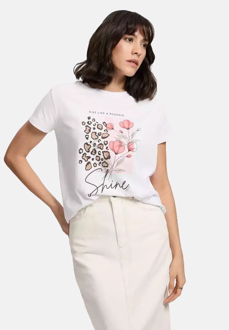 Biała bawełniana koszulka z nadrukiem w panterkę z jednej strony oraz kwiecistym wzorem z różowymi kwiatami i napisem "Shine" z przodu. Krótkie rękawy.