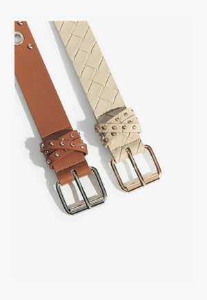 Kaks vööd: üks pruunast nahast hõbedaste nööpide ja hõbedase pandlaga, teine beežist punutud kuldsete aktsentidega ja kuldse pandlaga.