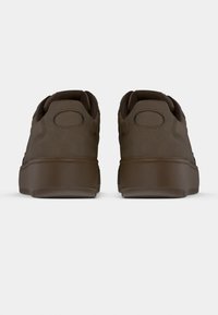 Καφέ δερμάτινα αθλητικά παπούτσια με λεία υφή, στρογγυλεμένο σχήμα, επενδυμένο γιακά και λαστιχένια σόλα. Ο σχεδιασμός περιλαμβάνει διακριτικές ραφές και στρογγυλεμένη φτέρνα.