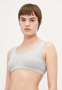 Harmaa ribattua kangasta oleva bralette, jossa on pyöreä pääntie ja leveät olkaimet, joka on saumaton ja miellyttävän pehmeä.