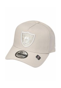Beige Baseballkappe mit einem weißen, gestickten Raiders-Logo. Verfügt über eine gebogene Krempe und einen verstellbaren Riemen für die Passform. Aus Stoff gefertigt.