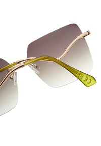 Naočale s prevelikim kvadratnim lećama, gradijentnom nijansom od sive do prozračne, zelenim prozirnim ručkama i zlatnim metalnim detaljima.