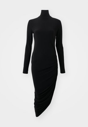 Robe noire à manches longues avec un col montant, présentant un design froncé sur un côté, fabriquée à partir d'un tissu lisse et extensible.