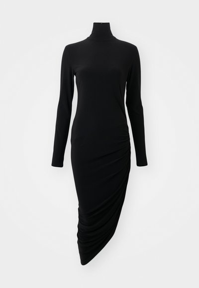 Rochie neagră cu mâneci lungi și decolteu înalt, având un design pliat pe o parte, realizată dintr-un material neted și elastic.